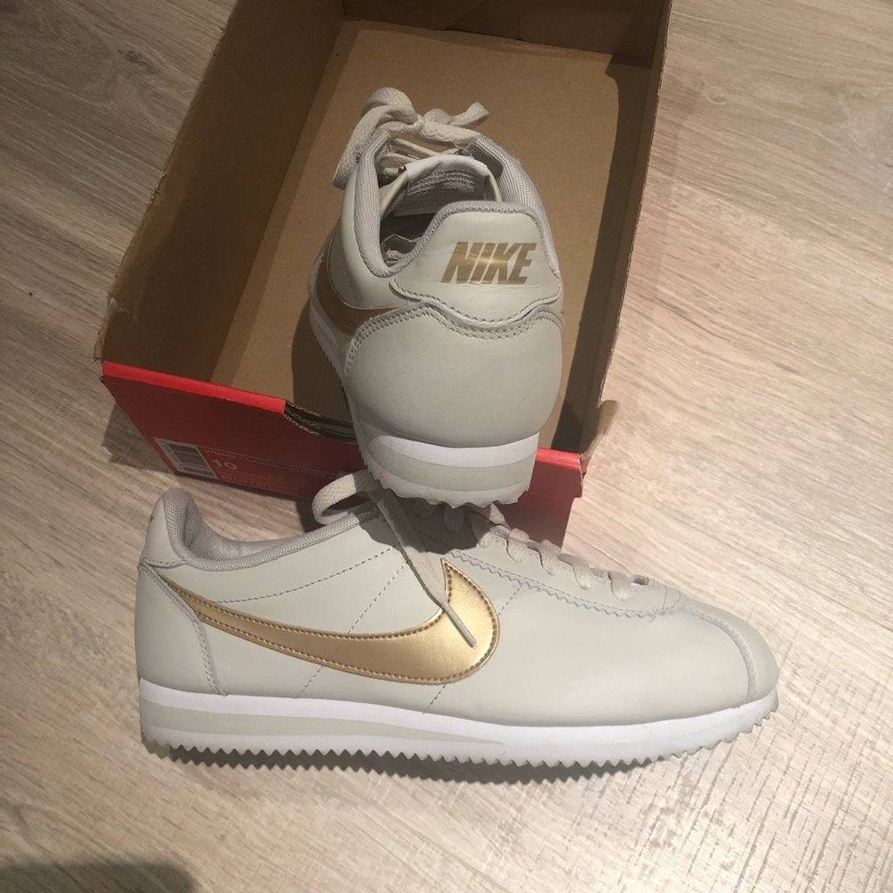 Women’s Nike Classic Cortez Leather Light Bone Gold Womens Shoes 807471-011